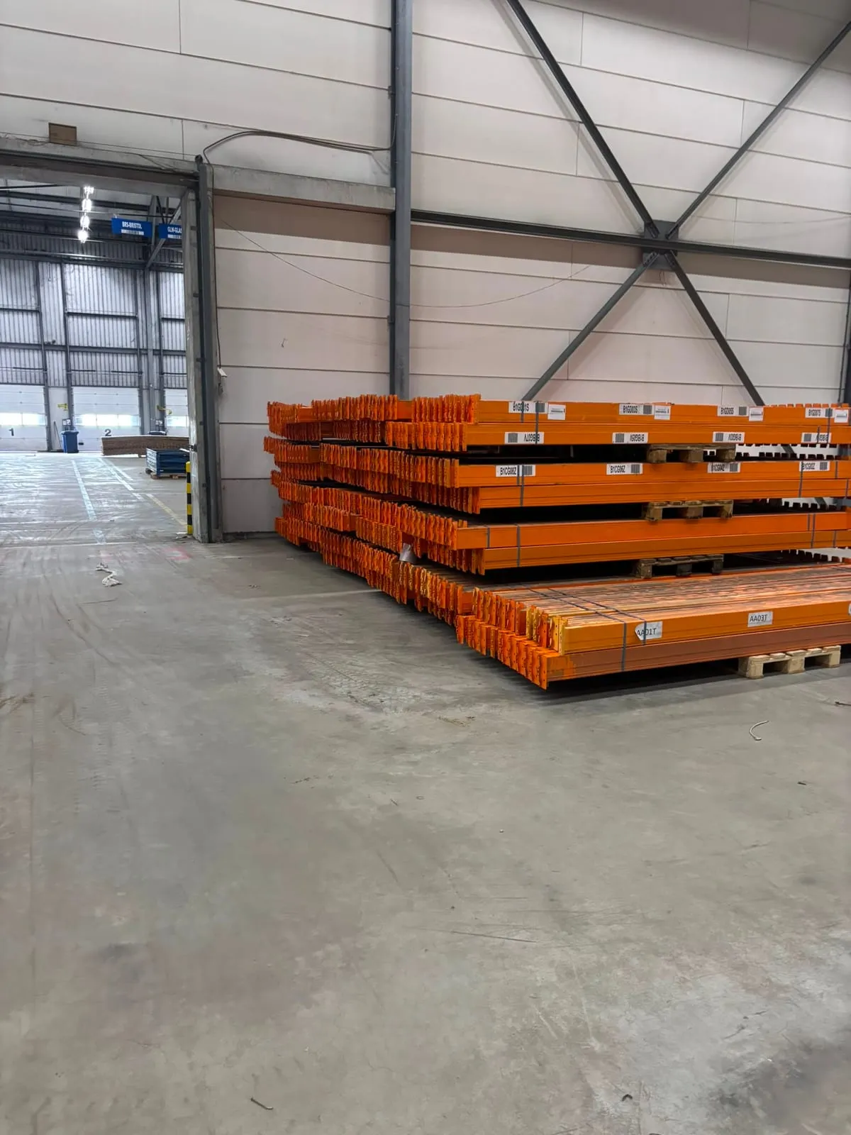 Oranje liggers op paletten, klaar om geladen te worden