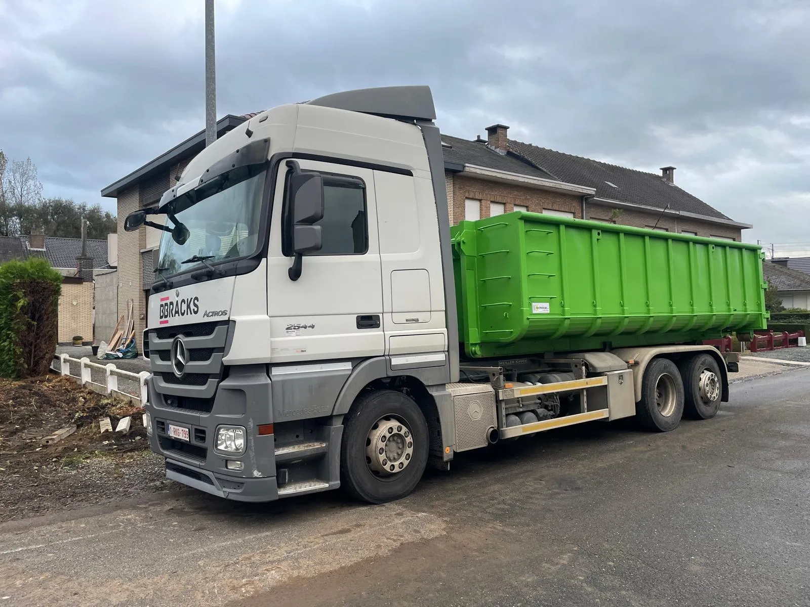 Afvoer met onze eigen containers bij je opruiming
