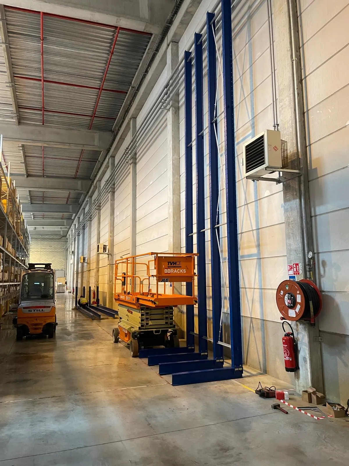 Voetplaten van de draagarmstelling verankerd in de betonvloer