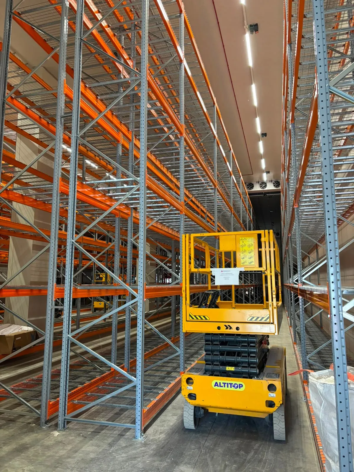 Hoogbouwstellingen voor een nieuw farmaceutisch distributiecentrum