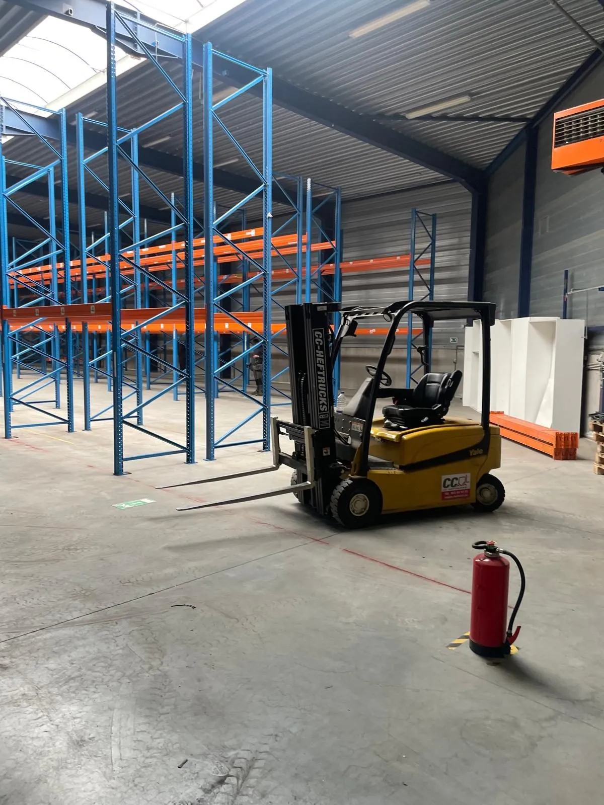 Gemonteerde palletrekken met een gele heftruck ervoor