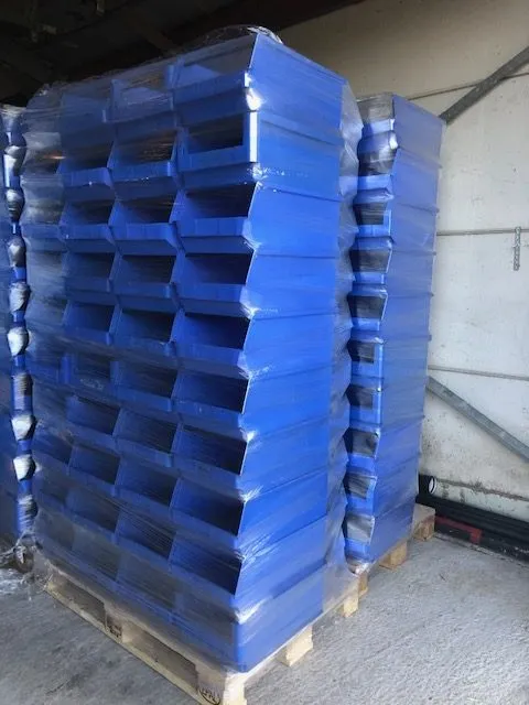 Een pallet vol blauwe stapelbakken, in elkaar gestapeld