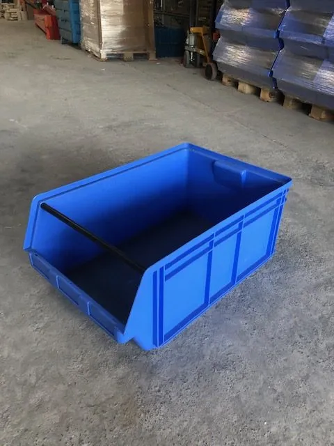 Drie blauwe stapelbakken in verschillende maten naast elkaar op de vloer
