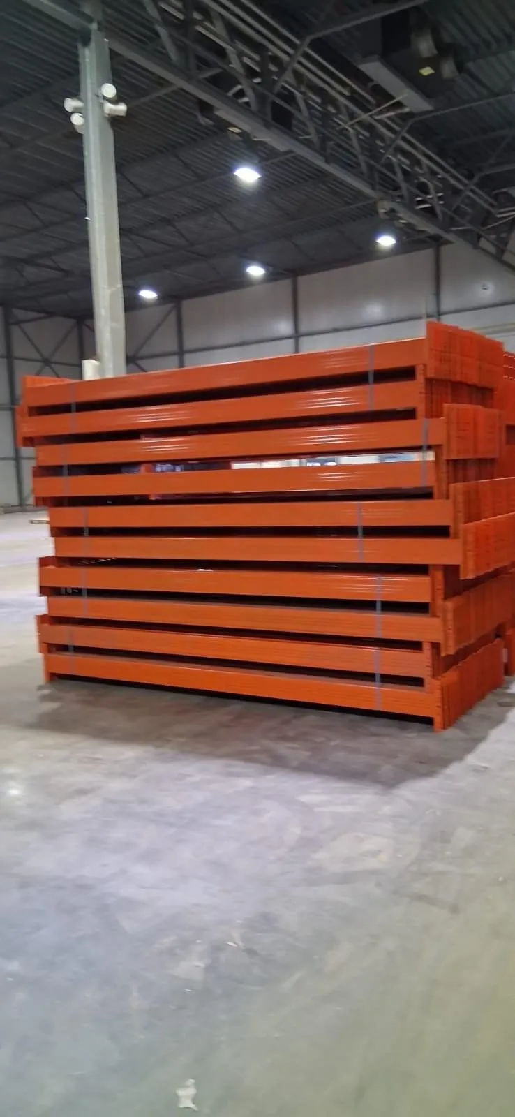 Stapel oranje liggers in een hal